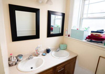 16 Middle Unit Bathroom (2)