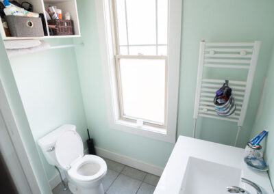 7 Upper Unit Bathroom (4)